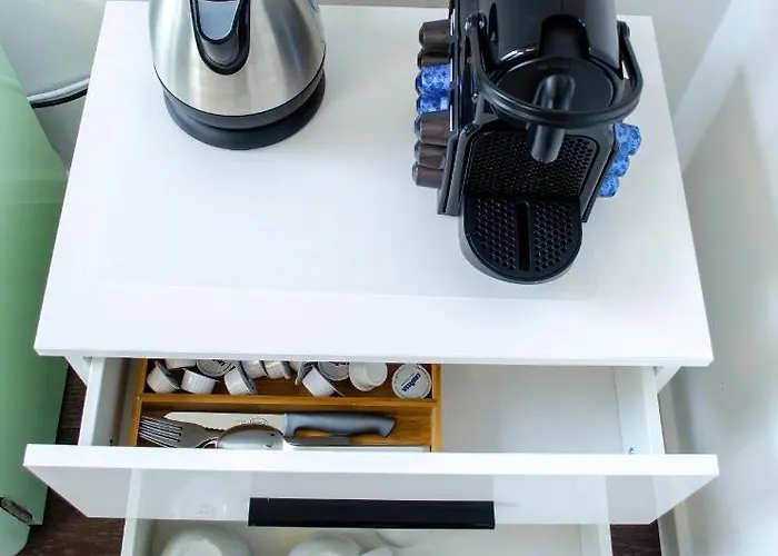Homely 9 - Stylish & Convenient Self-check-in In